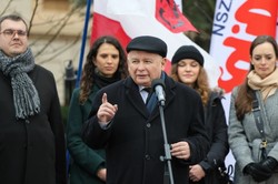 Protest Wolnych Polaków pod TK. Kaczyński: Musimy odzyskać medialną siłę