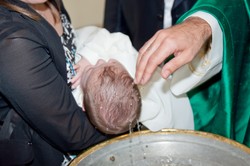 Kontrowersyjna praktyka w parafii pod Warszawą. Proboszcz wprowadził segregację chrztów