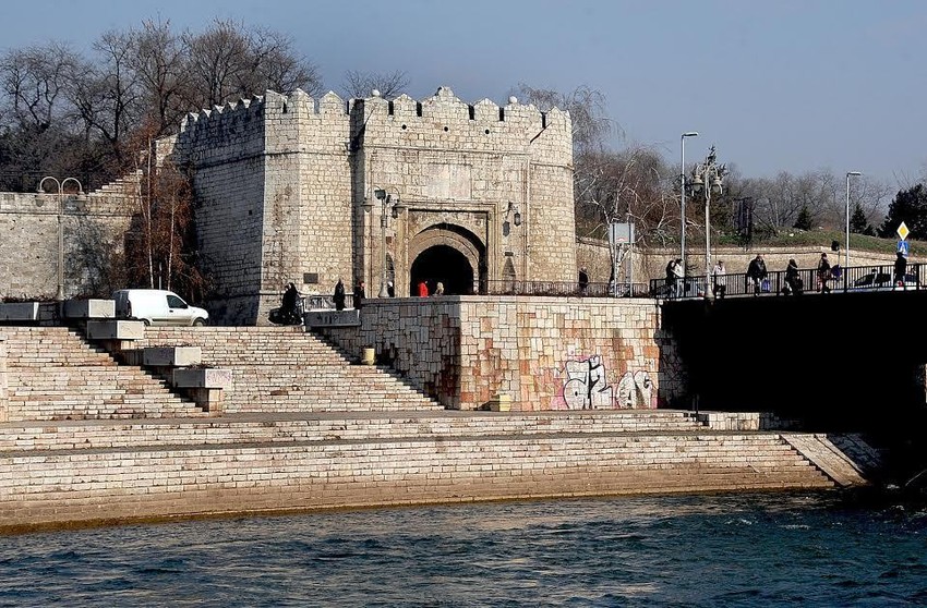 Kafić se nalazi u niškoj Tvrđavi