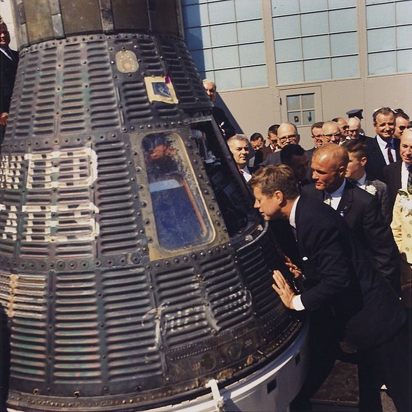 W towarzystwie astronauty Johna Glenna, Kennedy sprawdza kapsułę Project Mercury Friendship 7, 23 lutego 1962