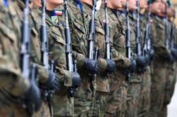 Tymczasowy podatek na obronność. Co na to Polacy? [SONDAŻ]