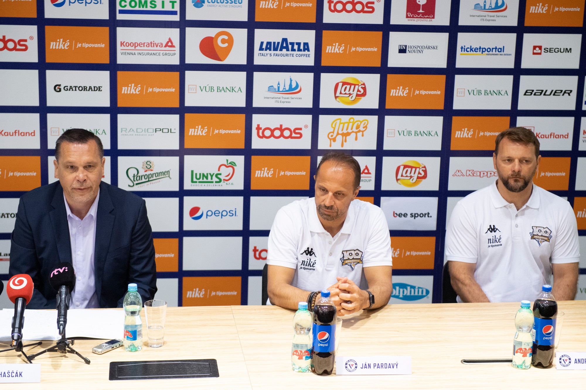 Športový riaditeľ HC Slovan Bratislava Oto Haščák, tréner tímu Ján Pardavý a asistent trénera Andrej Podkonický