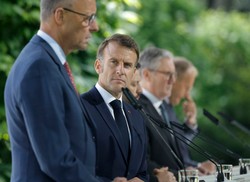 Macron krytykuje ofertę Putina. "Manewr opóźniający"
