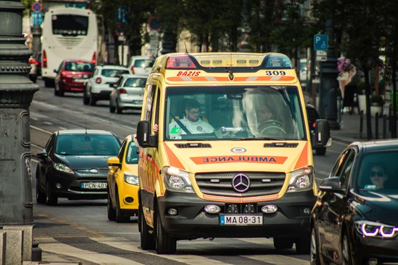 PREMINUO NA BIRAČKOM MESTU Tragedija na izborima u Mađarskoj: Došao da glasa, a onda se srušio, lekari nisu uspeli da ga spasu