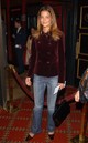 2002 - Ez a szett is a klasszikus stílusérzékről tanúskodik. Katie Holmes a Red Dragon Los Angeles-i premierjén lezser eleganciával összeállított designer farmerben és bársony zakóban jelent meg