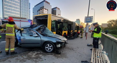 Śmiertelny wypadek w Warszawie. Samochód osobowy wbił się w tył autobusu. Są ranni