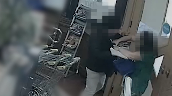 Az eladókat félrelökve rontott ki a boltból a pécsi rabló: videón a börtönviselt bűnöző