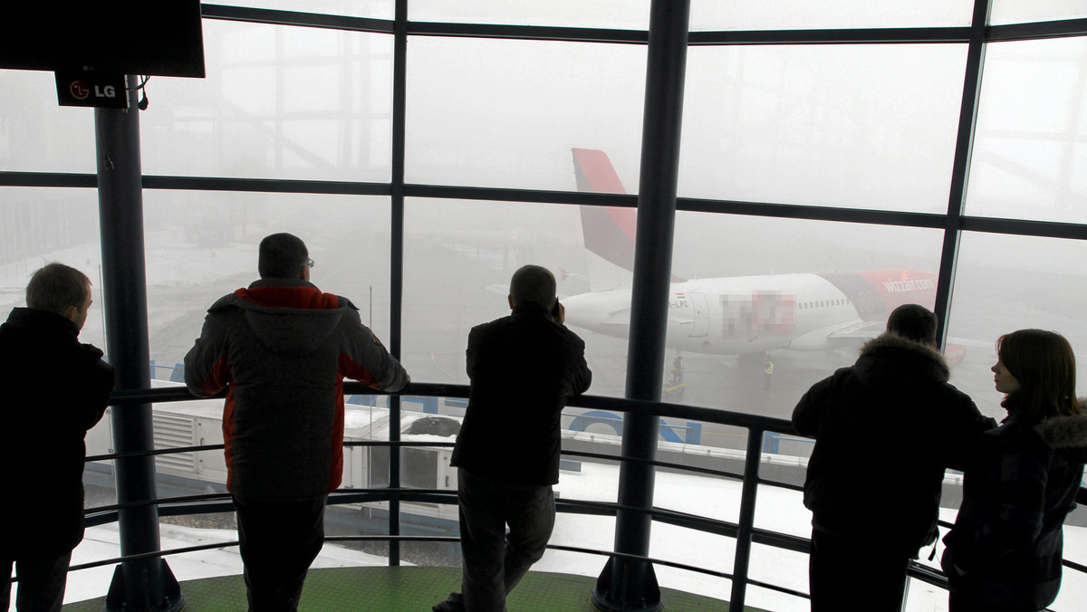 Z powodu gęstej mgły na wrocławskim lotnisku od rana odwołano kilka lotów, a inne są opóźnione. Według komunikatu portu lotniczego sytuacja pogodowa ma się wkrótce poprawić.