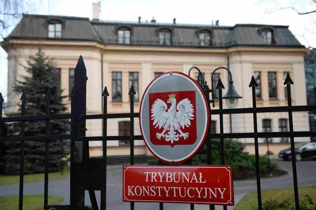 Trybunał Konstytucyjny w Warszawie, 11 bm. W czwartek szefowa KPRM napisała do przewodniczącego TK Andrzeja Rzeplińskiego, że są "poważne wątpliwości co do możliwości publikacji w Dzienniku Ustaw" wyroku TK z 3 grudnia i zwróciła się do niego o zajęcie stanowiska w tej sprawie, jednocześnie informując o wstrzymaniu publikacji wyroku. (zuz) PAP/Jacek Turczyk