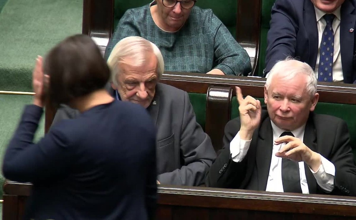 Jarosław Kaczyński grozi palcem posłance Annie Marii Siarkowskiej
