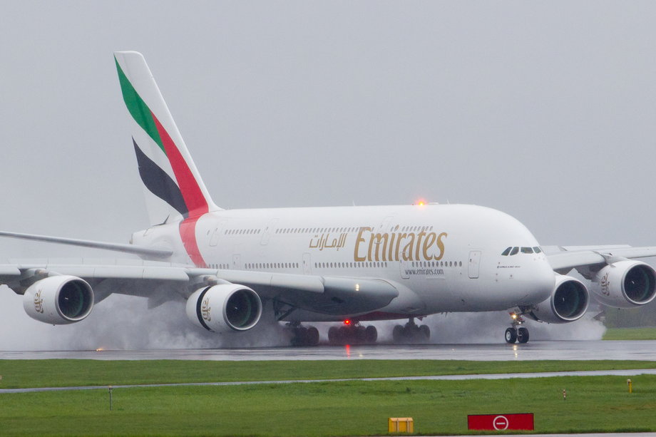Linie lotnicze Emirates na ogonach samolotów umieszczają flagę Zjednoczonych Emiratów Arabskich. Na silnikach zaś można zobaczyć właściwy symbol - nazwę przewoźnika wykaligrafowaną artystycznie w języku arabskim.