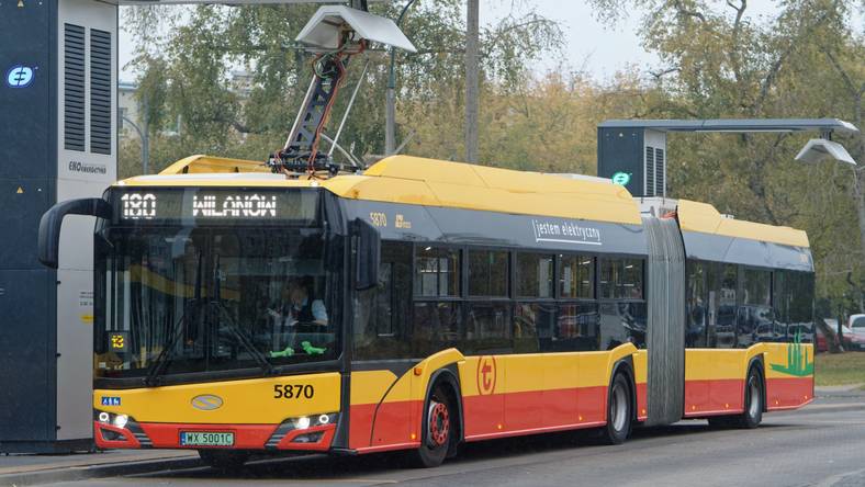 Autobus elektryczny podczas ładowania