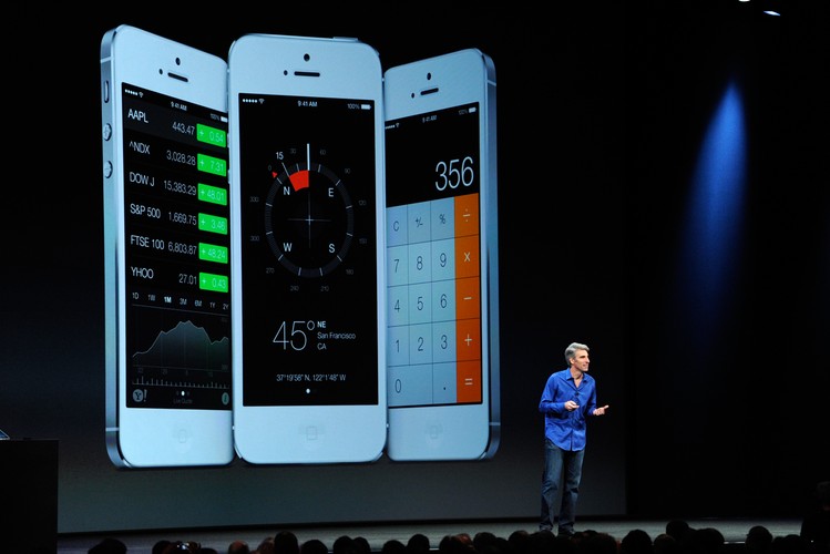 W końcu zaprezentowano pełny multitasking dla wszystkich aplikacji. iOS 7 sam uczy się jak i kiedy będziesz chciał korzystać z danej aplikacji i aktualizował je bezpośrednio przed uruchomieniem. Nowy system będzie również oszczędzać baterię, aktualizując aplikacje podczas połączeń WiFi.