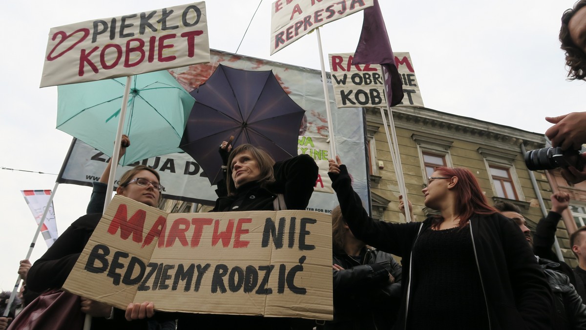 3 października mija dokładnie rok od "czarnego protestu", który wyprowadził na ulice setki tysięcy osób. Udało się wtedy zatrzymać ustawę wprowadzającą całkowity zakaz aborcji. Jednak prawa kobiet wciąż są łamane, dlatego po raz kolejny Ogólnopolski Strajk Kobiet wzywa do protestu w ich obronie. Manifestacje zaplanowano w całym kraju - do akcji z woj. lubuskiego przyłącza się m.in. Zielona Góra oraz Gorzów Wielkopolski.