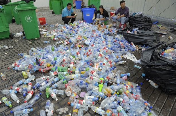 Chińscy robotnicy sortują zużyte plastikowe butelki. Zdj. imageshunter / Shutterstock.com