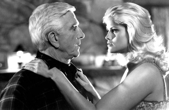 Anna Nicole Smith i Leslie Nielsen w filmie "Naga broń 33 ⅓: Ostateczna zniewaga" (1994)