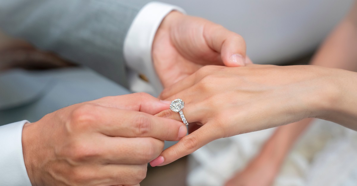 Budżet na zaręczyny a podatek od pierścionka zaręczynowego w 2026 roku. Jak go kupić i nie narazić się Urzędowi Skarbowemu?