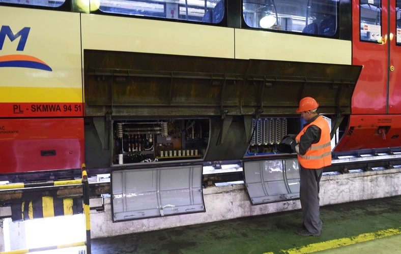 Wyjaśniła, że w bazie będzie można wykonać m.in. przeglądy kontrolne, bieżącą obsługę oraz umyć pociągi.
<br>
Pękała poinformowała, że SKM w latach 2018-2022 planuje zakup kolejnych 21 pociągów.<br><br> (cat) PAP/Radek Pietruszka