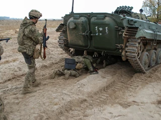 Żołnierz jednej z nowo formowanych ukraińskich brygad zmechanizowanych podczas szkolenia. Transporter BMP-1 przejeżdża nad głowami szkolonych żołnierzy, żeby przyzwyczaić ich do frontowych niebezpieczeństw.