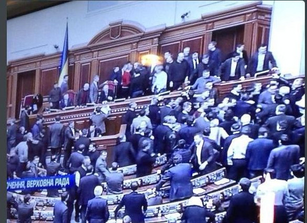 Parlament w Kijowie obraduje. Chce ograniczyć władzę prezydenta