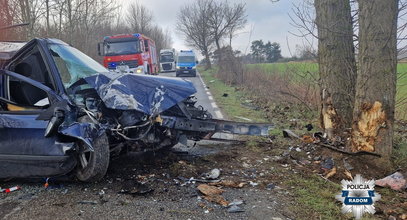 Tragiczne efekty pośpiechu. 52-letni kierowca rozbił się na drzewie