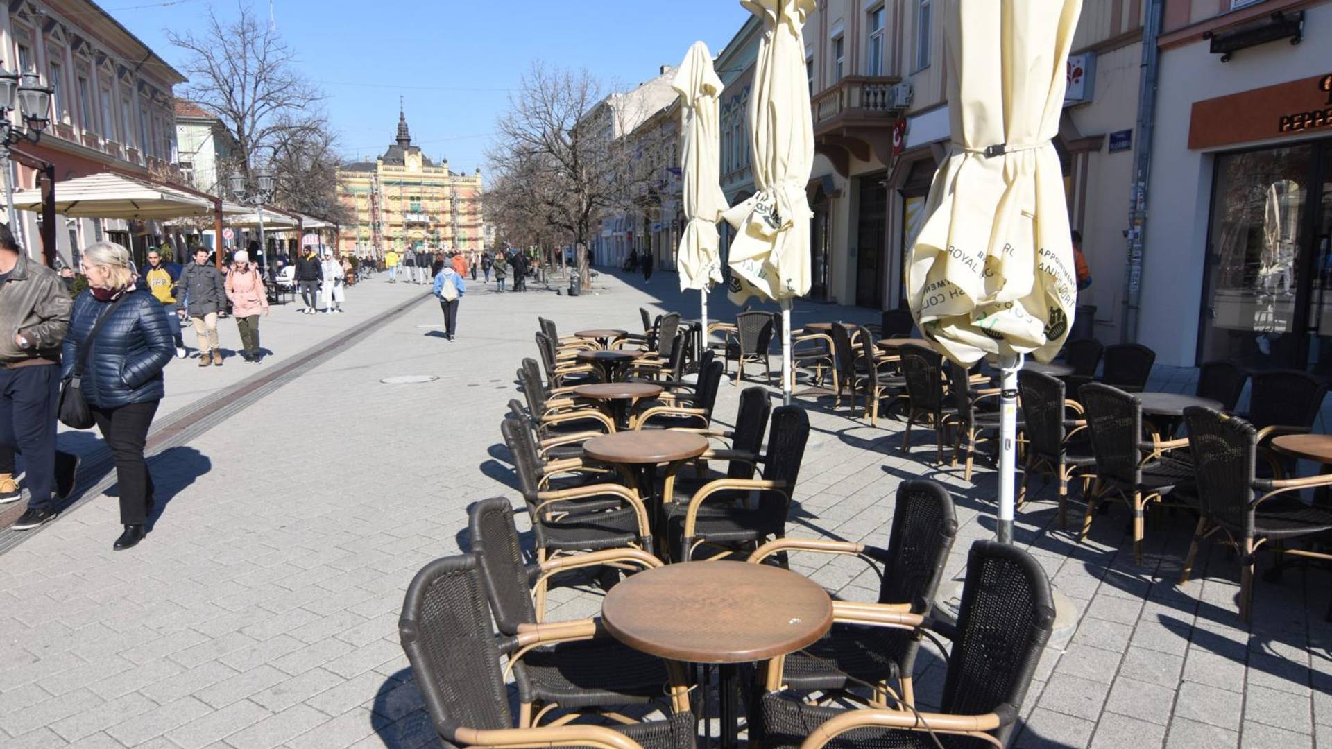 Krizni štab nas opet drži na tankom ledu do nedelje i novih mera - pitam se ima li kraja ovom igranju mačke i miša