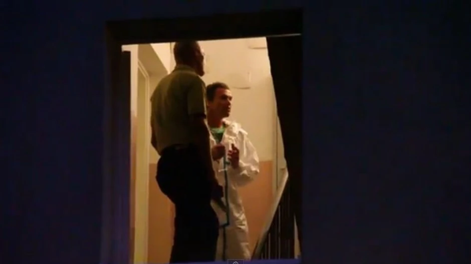 Forenzičari ispred stana u kom se desio zločin