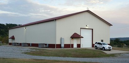 Wygląda jak zwykły hangar. A w środku? Niesamowite!