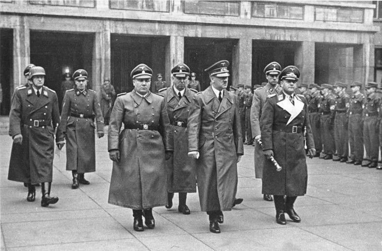Adolf Hitler i Martin Bormann (po jego prawej stronie). Wrocław, 1941 r. 