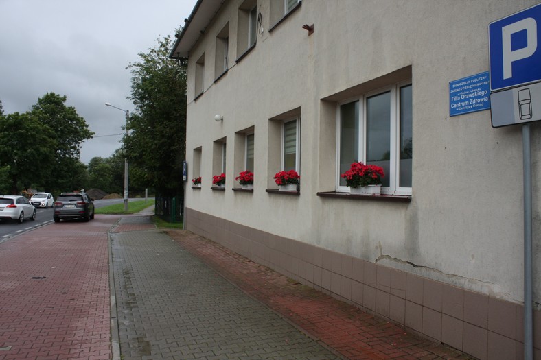 Ośrodek zdrowia w Zubrzycy Górnej. To na tym parkingu w sobotę wieczorem trwała reanimacja chłopca