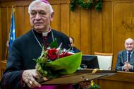 Biskup Andrzej Suski odbiera tytuł Honorowego Obywatela województwa kujawsko-pomorskiego
