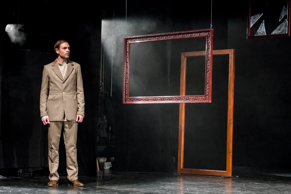 Scena iz predstave ''Jesenjin'' Novosadskog pozorišta