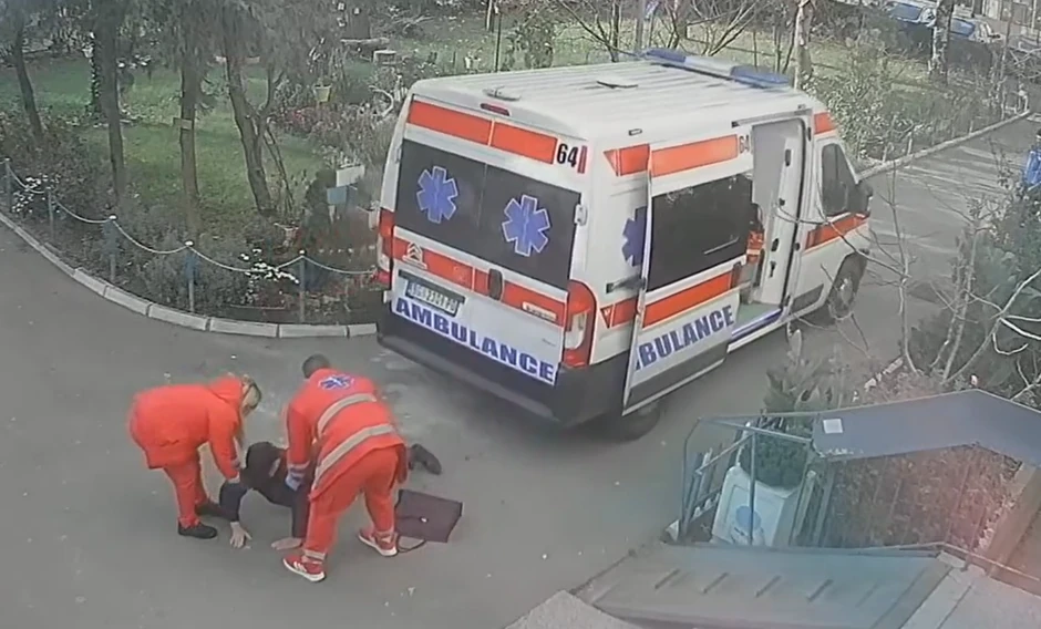 Kada su uvideli šta se desilo, pomerili su vozilo, a žena je uspela da sutane 