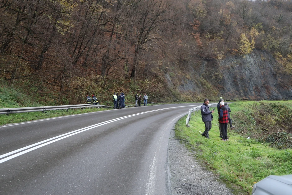 Slika 8: Sa magistralnog puta nije moguće uočiti betonski propust u koji je upao "audi"