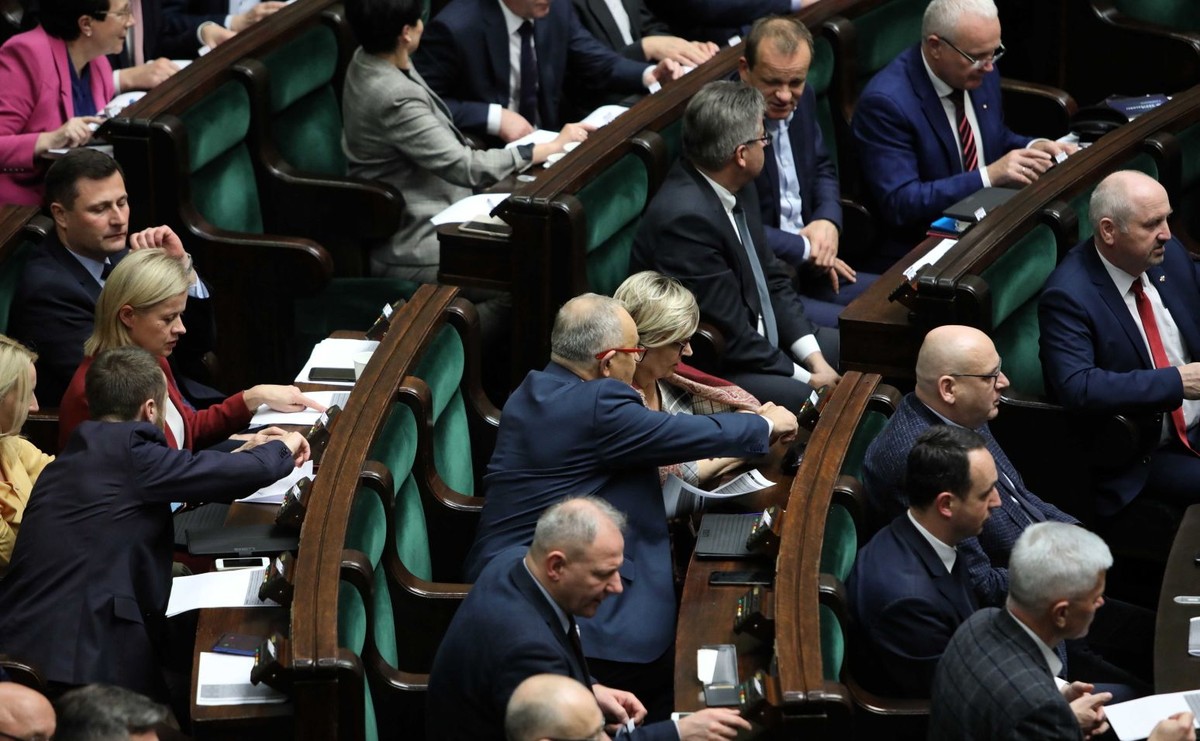 Posłowie PiS złożyli w czwartek wniosek do szefowej Komisji Polityki Społecznej i Rodziny Magdaleny Biejat (Lewica) o zwołanie posiedzenia i dokonanie zmian w prezydium komisji, w tym na stanowisku przewodniczącego - poinformowała PAP rzeczniczka PiS Anita Czerwińska.