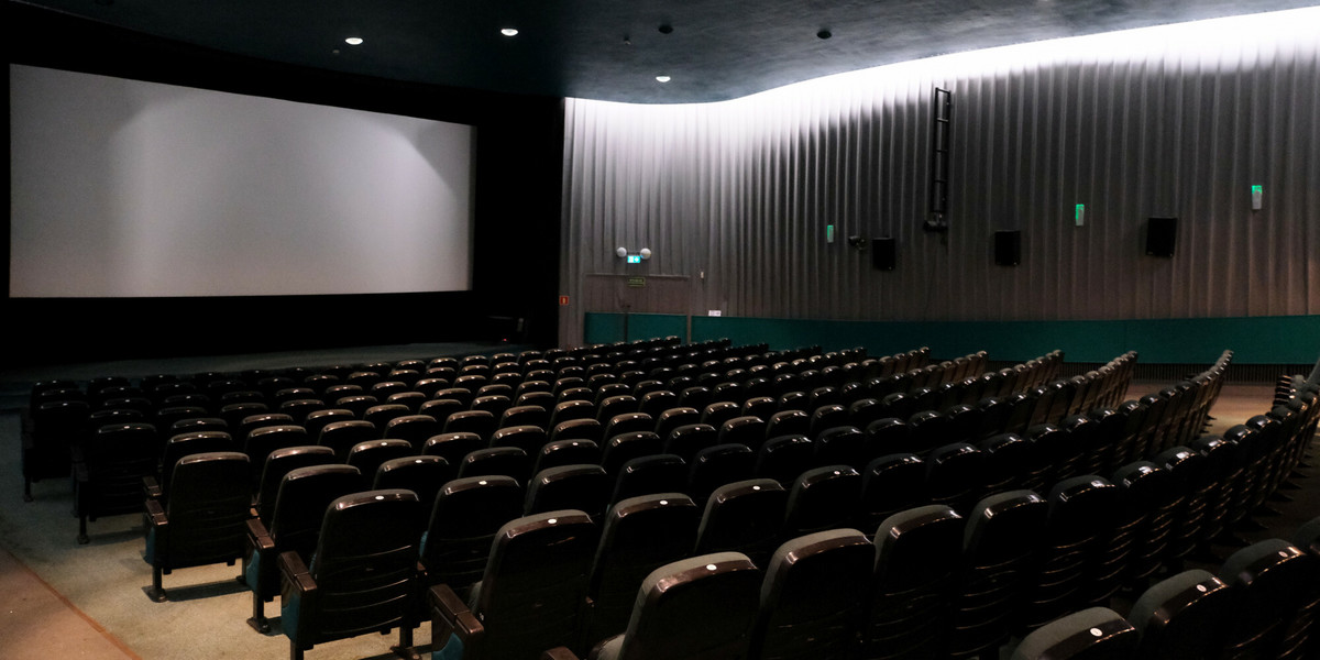 Według GUS w 2020 r. liczba widzów w kinach spadła o 68,4 proc. w porównaniu do ubiegłego roku.
