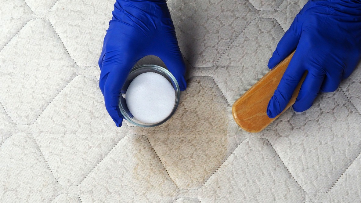 Škvrny a iné nečistoty na matraci vyčistíte domácim prípravkom.