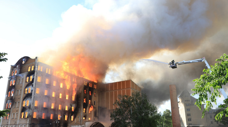 Így égett a malom kedden, Békéscsabán /Fotó: MTI/ Lehoczky Péter