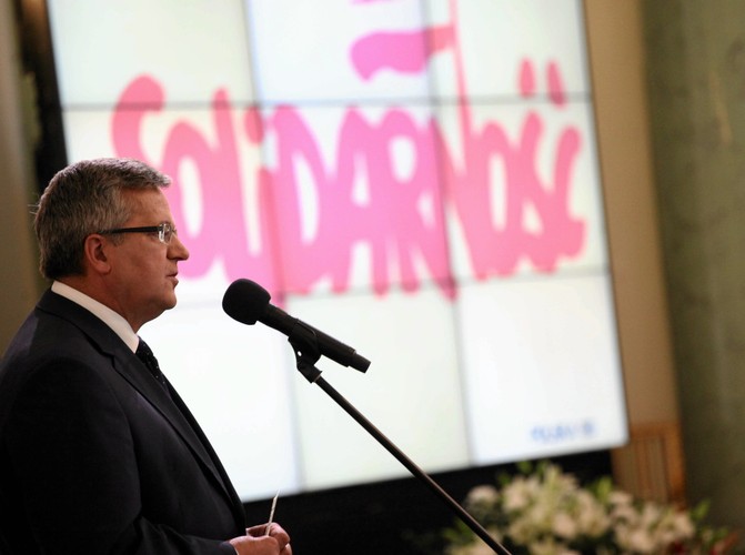 W 33. rocznicę podpisania Porozumień Sierpniowych prezydent wręczył w Warszawie odznaczenia państwowe uczestnikom wydarzeń z 1980 roku. Bronisław Komorowski podziękował im za odwagę i poświęcenie. Nawiązując do wydarzeń sprzed 33 lat, mówił, że dziś także powinniśmy postawić 21 postulatów wobec państwa - już nie wrogiego, ale naszego. Prezydent zaznaczył, że byłyby one inne niż kiedyś.