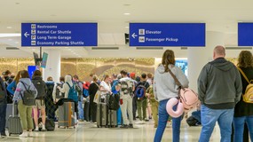 Chaos na lotniskach w USA. Trump chce wprowadzić agentów ICE