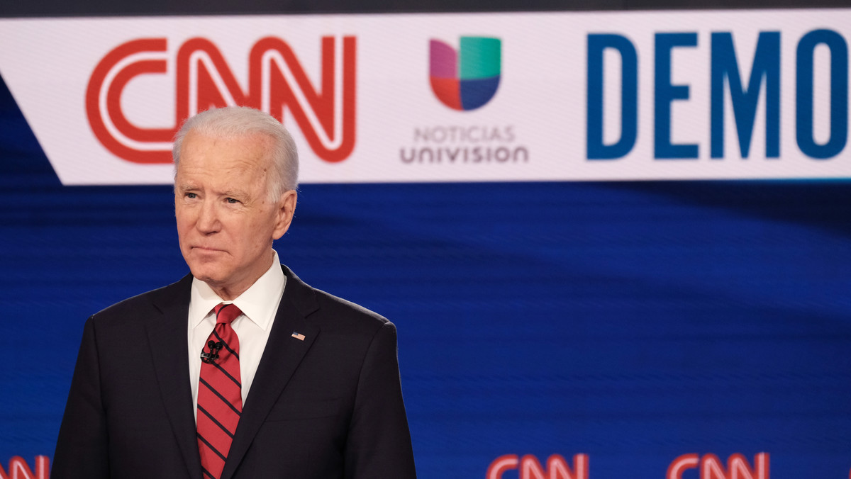 Były wiceprezydent Joe Biden <a href="https://wiadomosci.onet.pl/swiat/wybory-prezydenckie-w-usa-floryda-i-illinois-dla-bidena-sanders-przegrywa/m5hwm6h" id="0331ca8e-1d08-41d2-b2c8-29bc8aaa8fea">wygrał ostatniej nocy prawybory Demokratów w trzech kolejnych stanach</a>. W najważniejszym z nich praktycznie zmiótł swego rywala Bernie Sandersa. Tyle że nie jest jasne, czy jest o co walczyć.