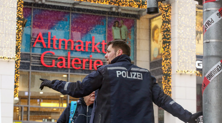 Meghalt a drezdai karácsonyi vásárban túszokat ejtő 40 éves férfi, aki feltehetőleg saját édesanyját is meggyilkolta a rémisztő ünnepi pokol során. / Fotó: MTI/EPA/Matthias Schumann