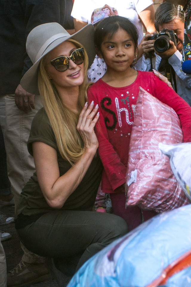 Paris Hilton odwiedziła poszkodowanych w trzęsieniu ziemi w Meksyku