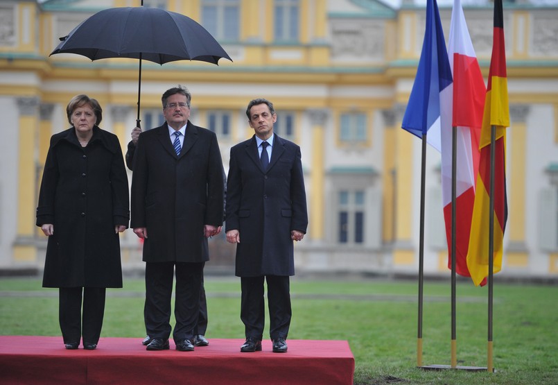 Jedno z najsłynniejszych zdjęć z czasów prezydentury Bronisława Komorowskiego, ze spotkania przywódców Trójkąta Weimarskiego w warszawskim Wilanowie w lutym 2011 roku. Widać na nim Angelę Merkel i polskiego prezydenta ukrytych pod parasolem oraz moknącego Nicolasa Sarkozy'ego. Kancelaria Prezydenta tłumaczyła potem, że francuski prezydent nie życzył sobie parasola nad głową