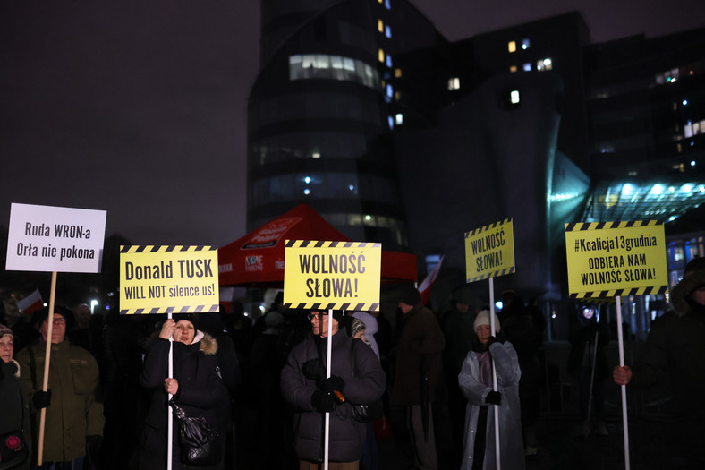 Demonstracja pod siedzibą TVP
