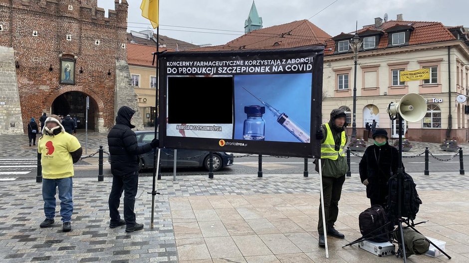 Antyszczepionkowy baner. Zakryliśmy drastyczne treści