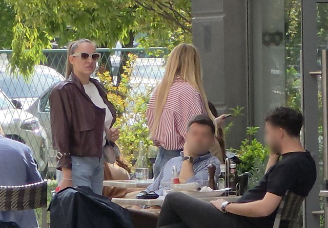 Luna i Anabela u kafiću