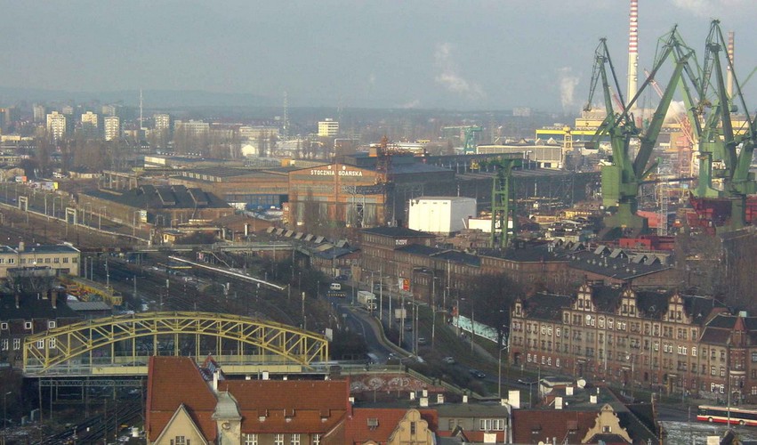 Stocznia Gdańska – to nie tylko jedna z największych stoczni w Polsce, ale też zakład pracy, który zapisał się na zawsze w historii kraju. Powstała w 1945 roku i po wielu burzliwych latach, podczas których była stawiana w stan upadłości, wciąż produkuje statki. W swojej historii zbudowała ich ponad 1000. Obecnie oferuje produkcję statków offshore, wielozadaniowych, rybackich, gazowców, kontenerowców i innych, do rozmiaru panamax, czyli 294 m długości, 32,3 m szerokości i 12 m zanurzenia.<br>
Zdj. Stako, GFDL or CC-BY-SA-3.0