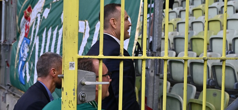 Prezydent Nawrocki na meczu Lechii. Kibice oddali mu hołd. "Byłeś, jesteś, będziesz…"