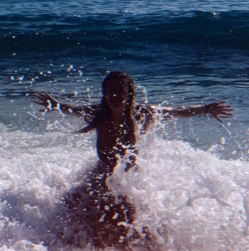 Kiju Kockar zapljuskuju talasi: Svi gledaju u bujni dekolte Slobine bivše